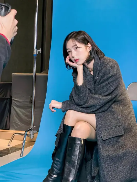Chae Soo Bin mengenakan coat model blazer warna abu-abu, cukup padukan dengan sepatu boots knee hitam. Serta aksesori kalung emasnya. [@soobinms]