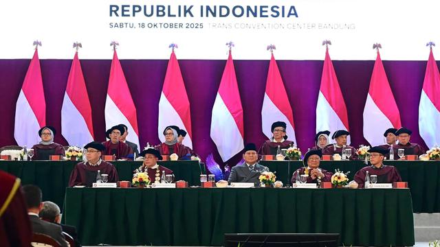 Presiden Prabowo Subianto saat menghadiri Sidang Senat Terbuka Wisuda 521 Sarjana Universitas Kebangsaan Republik Indonesia (UKRI) di Bandung, Jawa Barat, Sabtu (18/10/2025).