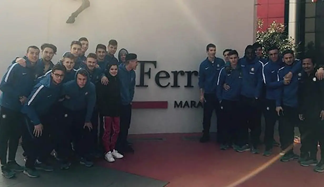 Mantan Pelatih Persib Bandung, Djadjang Nurdjaman, foto bersama anak asuhnya di depan Museum Ferrari.  Djadjang berhasil membawa Inter muda ke final turnamen Memorial Claudio Sassi di Stadion Dino Ferrari Maranello, Modena. (Bola.com/Instagram)