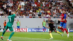 Kiper Steaua Bucharest, Florin Nita menghalau bola sepakan Raheem Sterling dalam play-off pertama Liga Champions melawan Manchester City di Arena Nationala, Selasa (16/8). Steaua Bucharest harus mengakui keunggulan Man City dengan skor 5-0. (REUTERS)