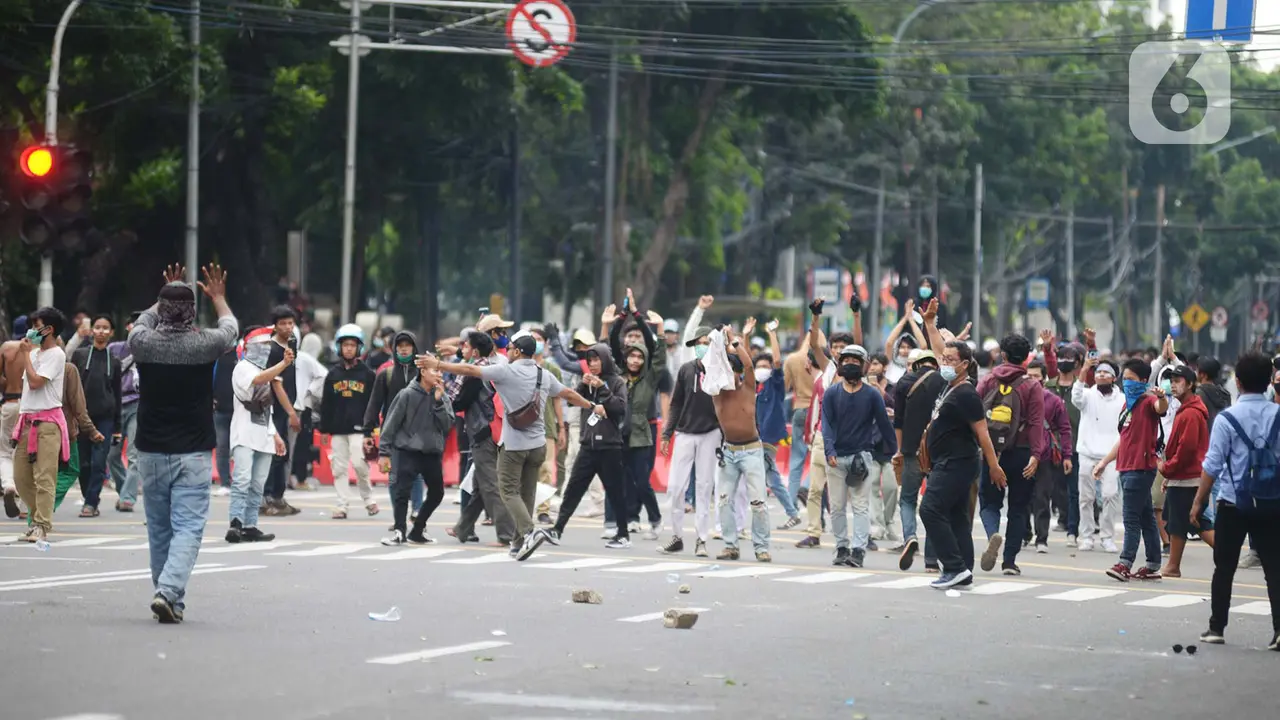 Bentrok Pengunjuk rasa Pecah