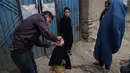 eorang anak diberikan vaksin polio di Kabul, Afghanistan, Senin (28/2). Polio masih banyak dijumpai di tiga negara yaitu Afghanistan, Nigeria dan Pakistan. (AFP PHOTO / SHAH Marai)