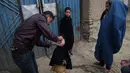 eorang anak diberikan vaksin polio di Kabul, Afghanistan, Senin (28/2). Polio masih banyak dijumpai di tiga negara yaitu Afghanistan, Nigeria dan Pakistan. (AFP PHOTO / SHAH Marai)