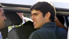 Striker Brasi dan Real Madrid Kaka sedang menaiki kendaraan dalam rangka tur pada 22 Juni 2009 di Johannesburg, Afsel. Brasil menghadapi Afsel pada 25 Juni untuk semifinal Piala Konfederasi. AFP PHOTO/ANTONIO SCORZA