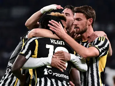 Pemain Juventus Moise Kean merayakan bersama rekan satu timnya usai mencetak gol ke gawang Hellas Verona yang kemudian dianulir pada pertandingan sepak bola Serie A Liga Italia di Allianz Stadium, Turin, Italia, Sabtu (28/10/2023). (Marco Alpozzi/LaPresse via AP)