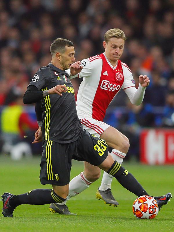 Pemain Ajax Amsterdam, Frenkie de Jong (kanan) (AP/Peter Dejong)