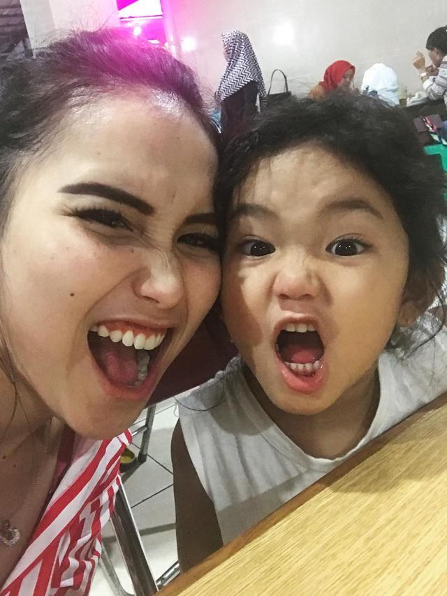 Ayu Ting Ting Rayakan Ultah Anak dengan Sederhana - Celeb 