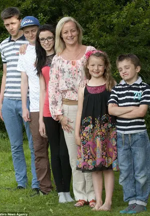 Jane bersama 3 anak kandung dan 2 anak sahabatnya (ujung kiri dan kanan)