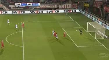 Kiper ini selamat dari tiga hantaman pemain Twente. Kiper Heerenveen, Erwin Mulder berhasil mencegah gawangnya kebobolan. (BallBall Video)
