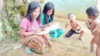 Senyum Manis Bepanau dan Nukik, Anak Gadis Orang Rimba Pertama yang Bersekolah Formal