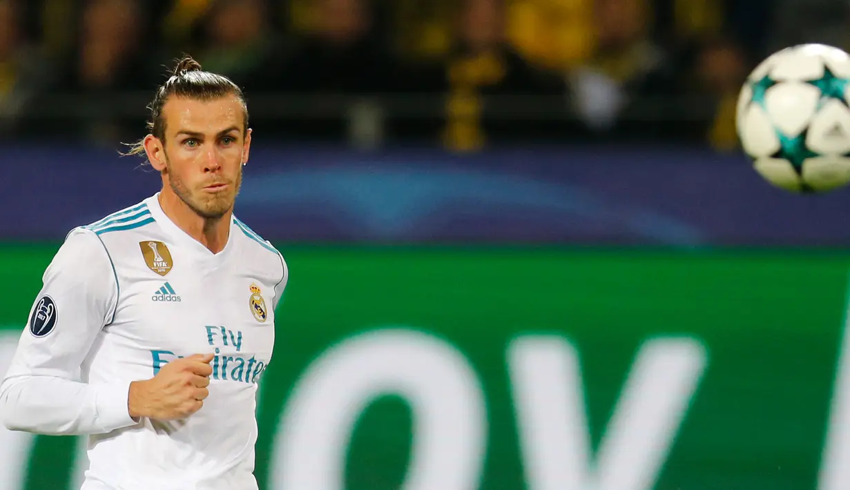 Pemain Real Madrid, Gareth Bale melakukan tendangan ke gawang Borussia Dortmund dalam lanjutan Liga Champions di Signal Iduna Park, Rabu (27/9). Satu gol Bale mewarnai kemenangan Real Madrid 3-1. (AP/Michael Probst)
