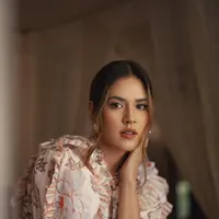 Dibantu Andmesh Kamaleng dari segi penulisan, Raisa persembahkan anthem galau terbaru. (Dok. JUNI Records)