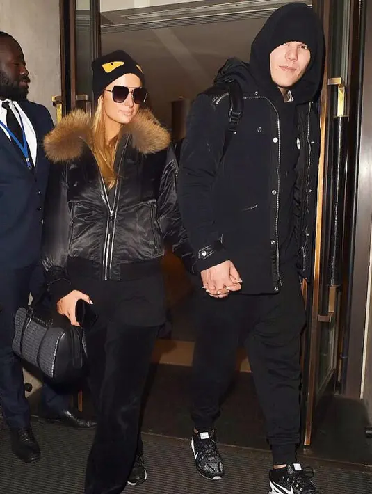 "Kami tak pernah berpisah lebih dari dua jam. Jadi kami selalu berkencan siang dan malam," jelasnya. (instagram/parishilton)