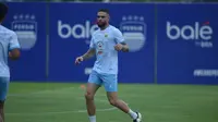 Rekrutan anyar Persib Bandung, Layvin Marc Kurzawa, mulai berlatih bersama rekan-rekan setimnya di lapangan pendamping Stadion GBLA, Kota Bandung, Rabu (28/1/2026). (Bola.com/Erwin Snaz)