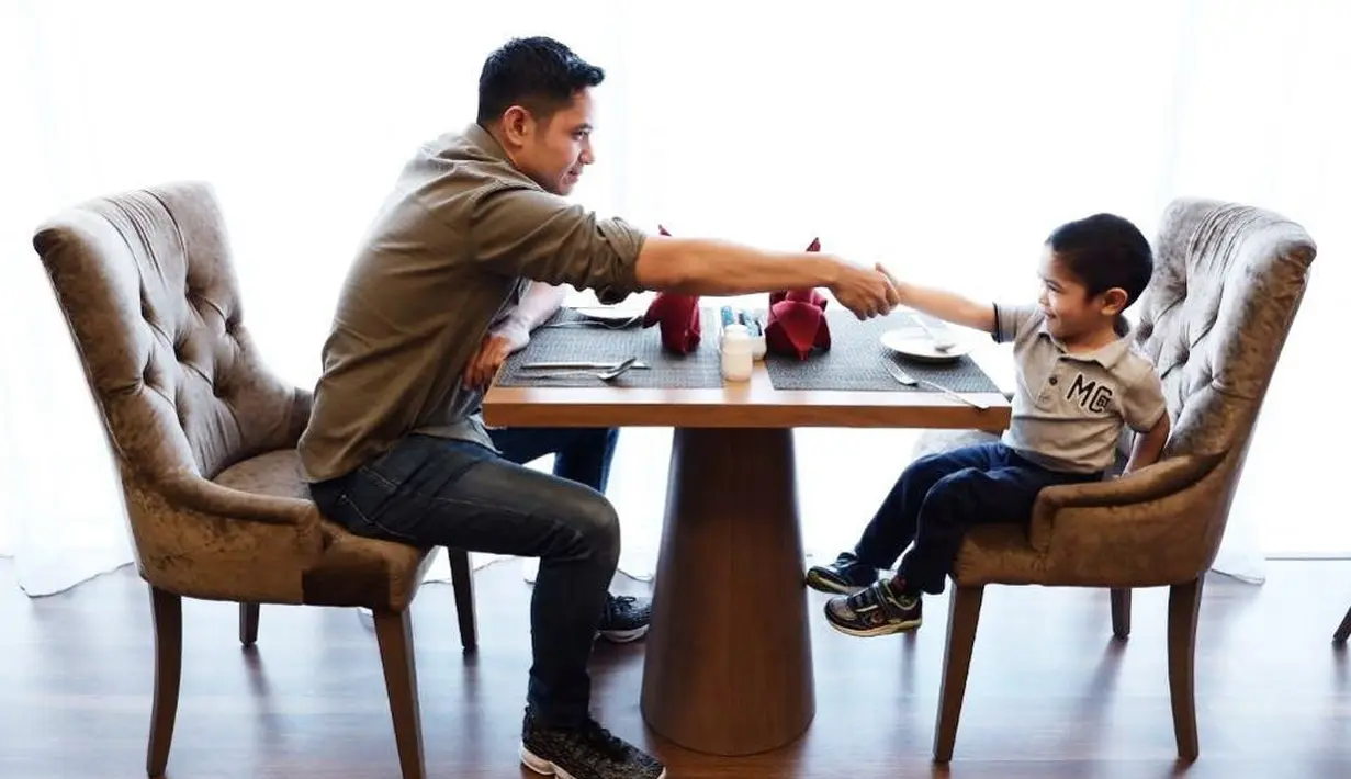 Betapa lucunya kebersamaan Dude Harlino bersama putranya, Rendra. "Pembicaraan 4 mata ayah dan Rendra. Alhamdulillah," tulisnya sebagai keterangan foto. (Foto: instagram.com/dude2harlino)