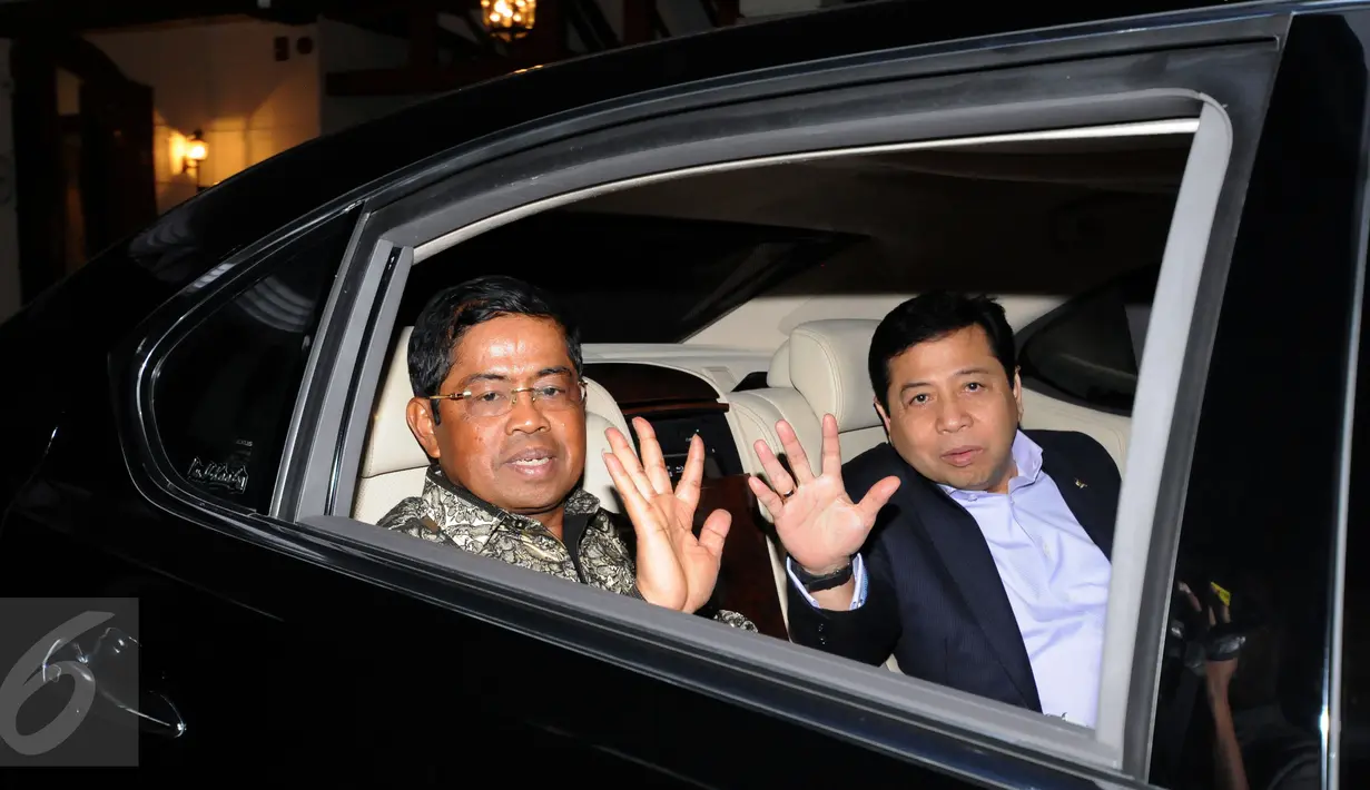 Ketua Umum Partai Golkar, Setya Novanto (kanan) bersama Idrus Marham meninggalkan kediaman Presiden ke-3 RI, BJ Habibie usai melakukan pertemuan, Jakarta, Selasa (14/6/2016). Pertemuan berlangsung secara tertutup. (Liputan6.com/Helmi Fithriansyah)
