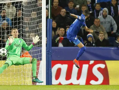 Aksi pemain Leicester City, Riyad Mahrez saat mencetak gol ke gawang FC Kopenhagen pada laga Liga Champions grup G di King Power Stadium, Leicester, Rabu (19/10/2016) dini hari WIB. (Action Images via Reuters/Andrew Boyers)