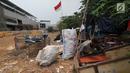 Warga beraktivitas di lokasi pembangunan Pasar Blok A Fatmawati, Jakarta, Rabu (3/10). Hampir tiga tahun pembangunan kembali Pasar Blok A Fatmawati mangkrak karena dalam pelaksanaannya menemui sejumlah hambatan. (Liputan6.com/Herman Zakharia)