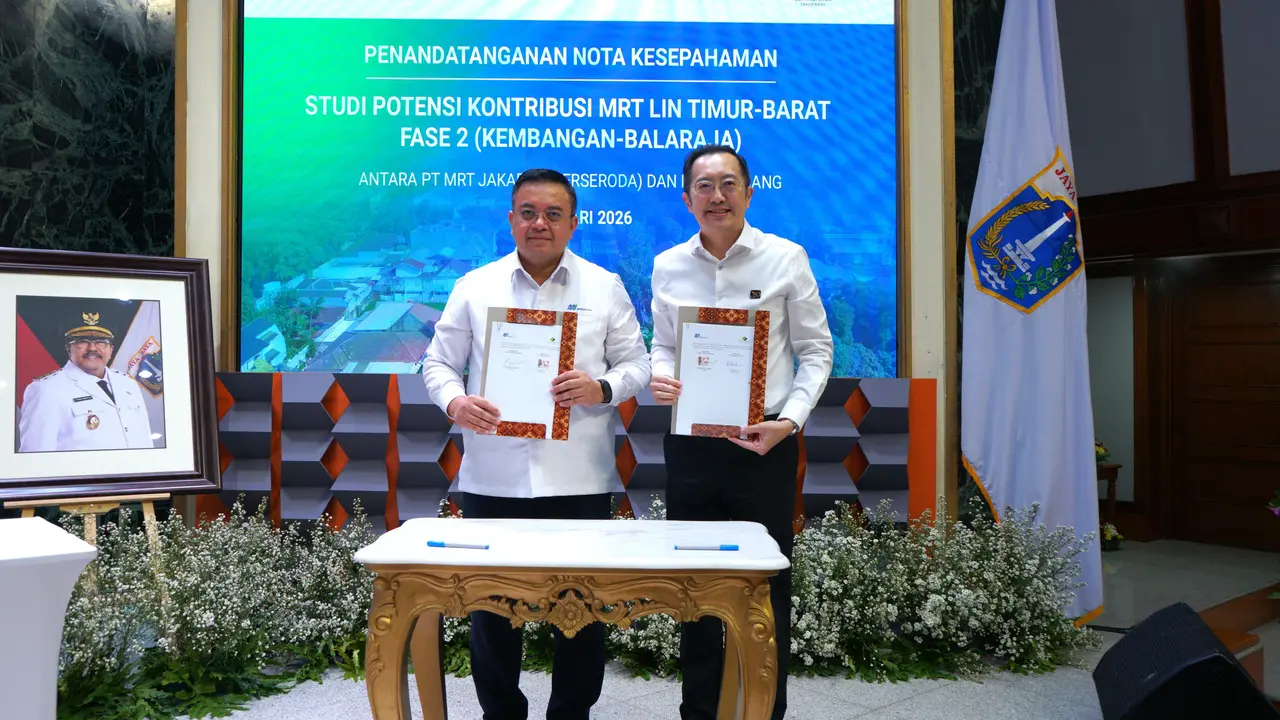 Penandatanganan MoU oleh Direktur Pengembangan Bisnis MRT Jakarta Farchad Mahfud bersama dengan Executive Director Summarecon Serpong Albert Luhur.  (Dok Summarecon)
