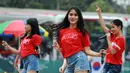 Grup JKT 48 menghibur peserta dan penonton sekaligus menutup sesi pertandingan di cabang olahraga Panahan Asian Games 2018 di Lapangan Panahan Gelora Bung Karno, Jakarta (28/08). (ANTARA FOTO/INASGOC/Mudak Yasin/bmz/18)
