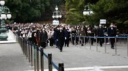 Warga menghadiri perayaan ulang tahun ke-63 Kaisar Jepang Naruhito di Istana Kekaisaran, Tokyo, Jepang, Kamis (23/2/2023). Warga Jepang ramai-ramai datang untuk mengucapkan selamat kepadanya Kaisar Jepang Naruhito saat perayaan ulang tahunnya yang ke-63. (Rodrigo Reyes Marin/Pool Photo via AP)