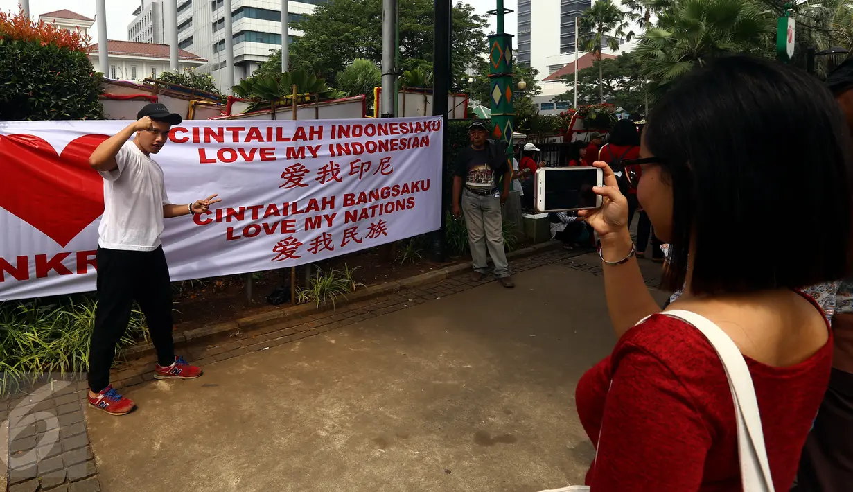 Warga melakukan swa Foto saat pengumpulanKTP di depan Balai Kota, Jakarta, Kamis (5/11). Pendataan dan pengumpulan KTP tersebut sebagai petisi penangguhan penahanan Ahok sebagai Tahanan Kota. (Liputan6.com/Johan Tallo)