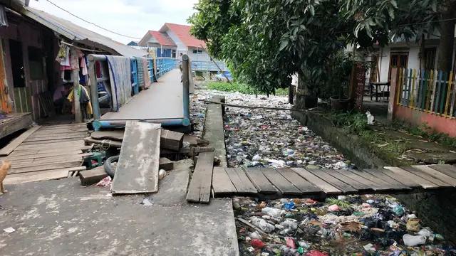 Lautan Sampah di Pemukiman Kumuh Kota Palembang Peraih Adipura