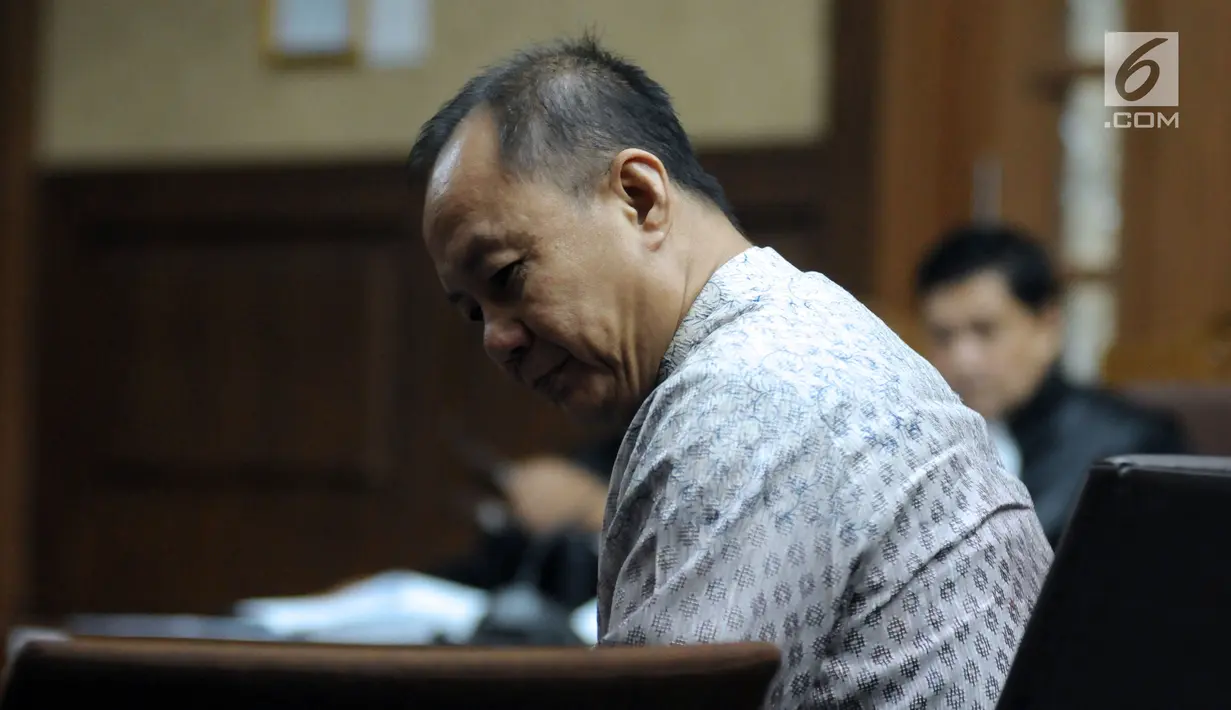 Mantan Kepala BPPN, Syafruddin Arsyad Temenggung saat menjalani sidang pembacaan dakwaan di Pengadilan Tipikor Jakarta, Senin (14/5). Syafruddin merupakan tersangka kasus penerbitan SKL dalam BLBI kepada BDNI. (Liputan6.com/Helmi Fithriansyah)