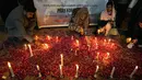 Para peserta menyalakan lilin saat menyalakan lilin untuk para korban gempa bumi di Suriah dan Turki, di Islamabad, Pakistan, Senin, 6 Februari 2023. Gempa Turki dan Suriah merobohkan ratusan bangunan dan menewaskan ribuan orang serta diyakini ratusan lainnya masih terperangkap di bawah puing-puing. (AP Photo/Anjum Naveed)