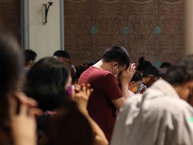 Jemaat berdoa saat ibadah Jumat Agung di Gereja Katedral, Jakarta Pusat, Jumat (15/4/2022). Terdapat 3 tempat yang dibuka untuk berlangsungnya ibadat Jumat Agung, yakni area dalam Gereja, aula Yohanes, serta area Plaza Maria. (Liputan6.com/Herman Zakharia)