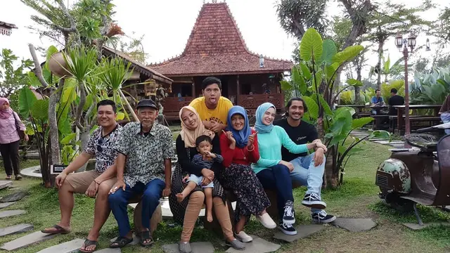 Jarang Terekspos, Ini 6 Potret Donny Adik Kandung Arya Saloka