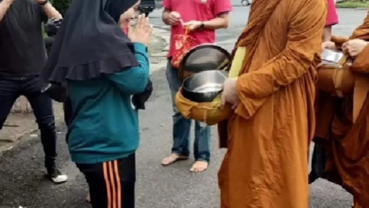 7 Momen Warga Berbagi Makanan Kepada Biksu dari Thailand, Indahnya Toleransi