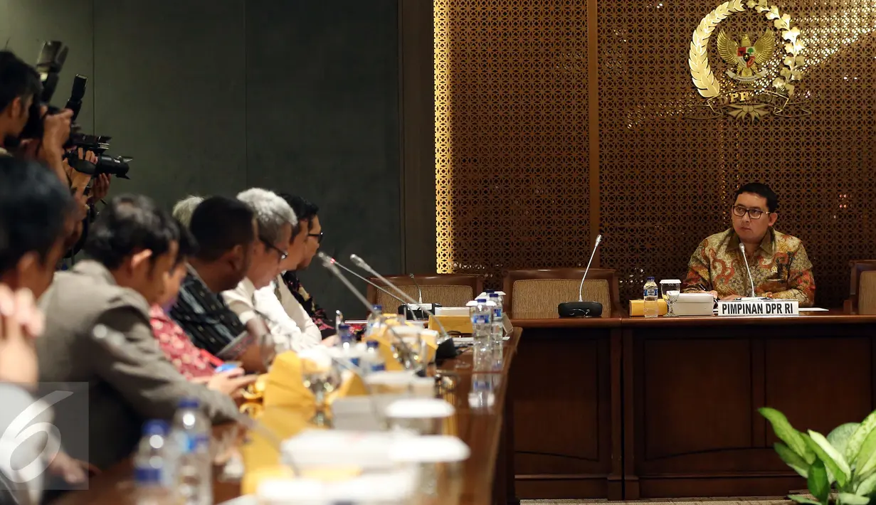 Wakil Ketua DPR Fadli Zon mendengarkan pernyataan pengurus keluarga besar HMI di ruang rapat pimpinan DPR di Komplek Parlemen, Senayan, Jakarta, Jumat (11/11). Pertemuan tersebut membahas penangkapan  sejumlah aktivis HMI. (Liputan6.com/Johan Tallo)