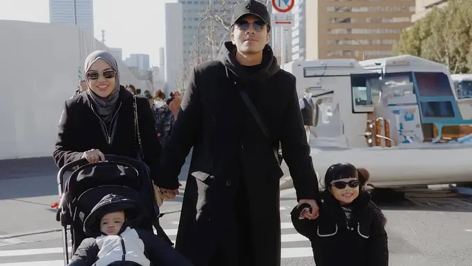 Potret Keseruan Aurel dan Atta Ajak Anak-Anak ke Jepang, Tampil dengan Outfit Serasi Setiap Saat (instagram/attahalilintar, instagram/aurelie.hermansyah)