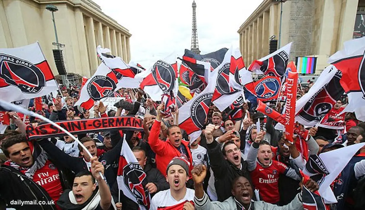 Fans Paris Saint-Germain meluapkan kegembiraan dalam perayaan pesta juara PSG