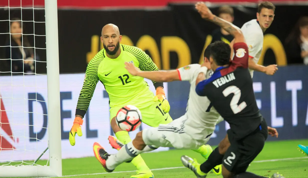 Pemain Kolombia, Carlos Bacca, saat mencetak gol ke gawang AS yang dijaga Tim Howard pada perebutan tempat ketiga Copa America Centenario 2016 di Stadion Universitas Phoenix, AS, Minggu (26/6/2016) pagi WIB. (Reuters/Allan Henry-USA Today Sports)