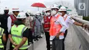 Menteri Perhubungan, Budi Karya Sumadi (kanan) saat meninjau Jembatan Bentang Panjang Dukuh Atas LRT Jabodebek, Jakarta, Minggu (29/11/2020). Saat ini progres pembangunan LRT Jabodebek sudah mencapai 79,52 persen dan ditarget akan beroperasi pada pertengahan 2022. (Liputan6/Helmi Fithriansyah)