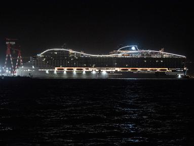 Kapal pesiar MSC World Europa meninggalkan pelabuhan Saint-Nazaire, Prancis barat pada 26 Oktober 2022. MSC World Europa berlayar ke Qatar, di mana ia akan berfungsi sebagai hotel terapung selama Piala Dunia FIFA Qatar 2022. (AFP/Sebastien Salom Gomis)