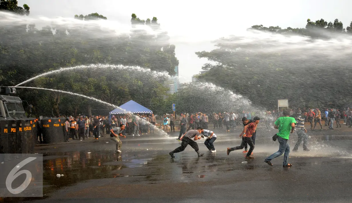 Polda Metro Jaya melakukan simulasi pengamanan pelaksanaan Pilkada Serentak 2015 di Parkir Timur Senayan, Jakarta, Kamis (6/8/2015). Polisi mengerahkan mobil water canon untuk mengamankan situasi pasca pemungutan suara. (Liputan6.com/Helmi Fithriansyah)