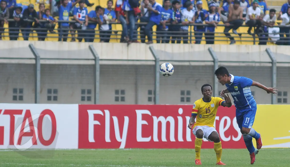 Dedi Kusnandar (kanan) berebut bola dengan pemain Kitchee SC, Christian Kwesi saat berlaga di Stadion Si Jalak Harupat, Bandung, Rabu (27/5/2015). Persib kalah 0-2 dari Kitchee SC dan tersingkir dari 16 besar AFC Cup 2015. (Liputan6.com/Herman Zakharia)