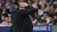 Pelatih kepala Manchester United asal Inggris, Michael Carrick, memberikan isyarat dari pinggir lapangan saat pertandingan Liga Champions UEFA (League Phase, pekan kedua) antara Club Atletico de Madrid dan Manchester United di Stadion Metropolitano, Madrid, pada 14 Oktober 2026. (Oscar DEL POZO/AFP)