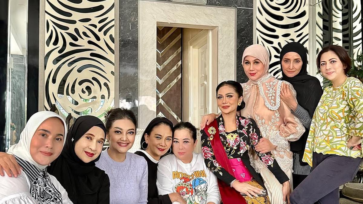 Gaya Kasual Geng Arisan HotHitz dari Inneke Koesherawati hinga Marini Zumarnis, Kris Dayanti Tampil Beda Kenakan Kebaya
