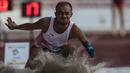 Atlet lompat jauh Indonesia, Settiyo Budi Hartanto, mendarat saat tampil pada cabang atletik nomor lompat jauh  T 45/46/47 Asian Para Games di SUGBK, Jakarta, Senin (8/10/2018). (Bola.com/Vitalis Yogi Trisna)