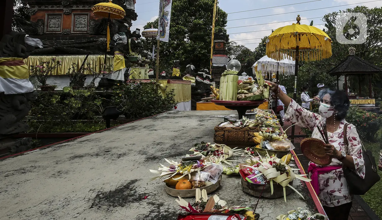 Umat Hindu Bali saat memperingati Hari Raya Galungan di Pura Amerta Jati, Jalan Punak, Pangkalan Jati, Cinere, Depok, Rabu (14/4/2021). Hari Raya Galungan sebagai hari kemenangan dharma (kebaikan) melawan adharma (keburukan). (Liputan6.com/Johan Tallo)