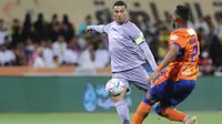 Bintang Al Nassr, Cristiano Ronaldo, melepaskan tembakan saat menghadapi Al Feiha di Liga Arab Saudi di Al-Maimaah Stadium, Minggu (9/4/2023). Kedua tim harus puas berbagi satu poin setelah tidak satu pun gol tercipta dalam pertandingan ini. (Abdulaziz ALNOMAN / AFP)