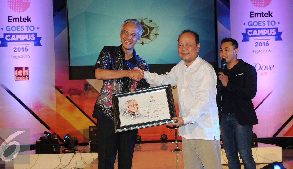 Pemimpin Redaksi Liputan6.com, Mohamad Teguh (kanan) memberikan cinderamata kepada Gubernur Jawa Tengah Ganjar Pranowo dalam acara EGTC 2016, Yogjakarta, Kamis (3/11). (Liputan6.com/Helmi Afandi)