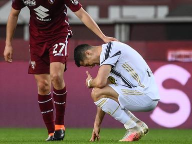 Striker Juventus, Cristiano Ronaldo, tampak kecewa usai ditahan imbang Torino pada laga Serie A di Stadion Olympic, Turin, Minggu (4/4/2021). Kedua tim bermain imbang 2-2.(AFP/Marco Berorello)