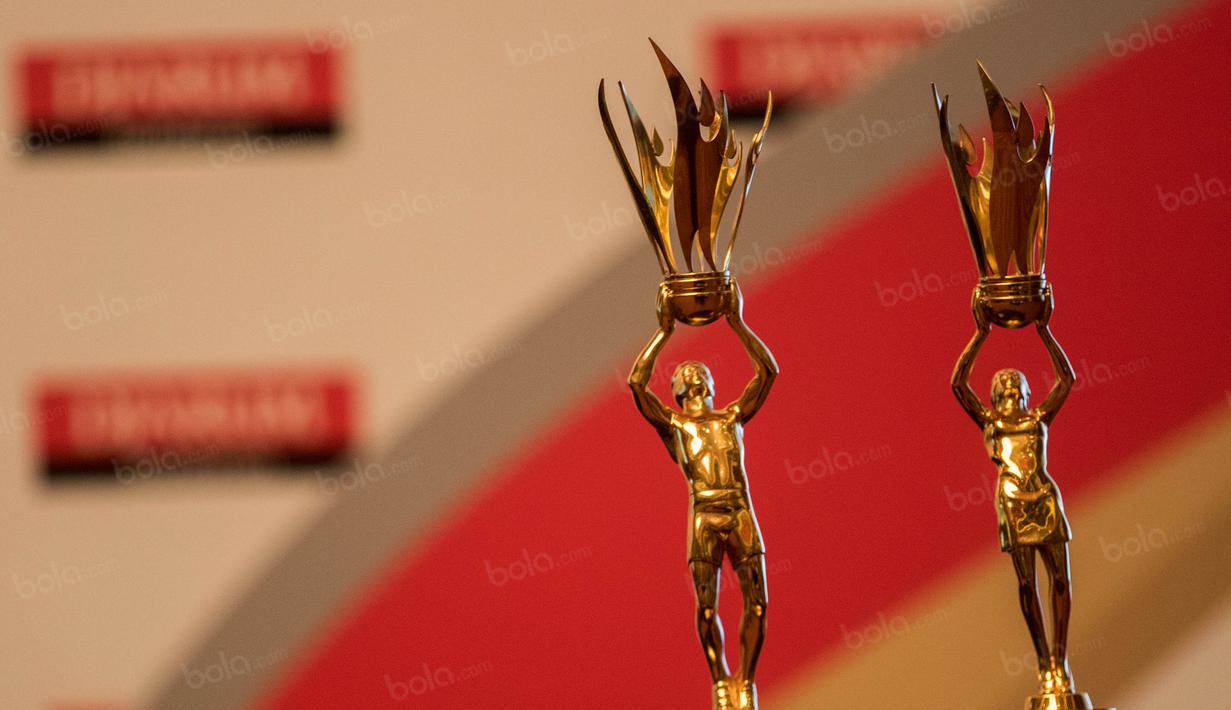 Piala Djarum Superliga 2017 dipamerkan saat jumpa pers di Hotel Kempinski, Jakarta, Rabu (11/1/2017). Sempat absen, Djarum Superliga tahun ini akan diselenggarakan di kota pahlawan, Surabaya. (Bola.com/Vitalis Yogi Trisna)