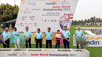 Direktur Utama Bank Mandiri Darmawan Junaidi (kedua kanan), Direktur Utama Damai Indah Golf Budiarsa Sastrawinata (kiri) dan para pendukung saat membuka Mandiri Ciputra Golfpreneur Junior World Championship di Damai Indah Golf PIK Course (29/5/2023). (Liputan6.com/HO)