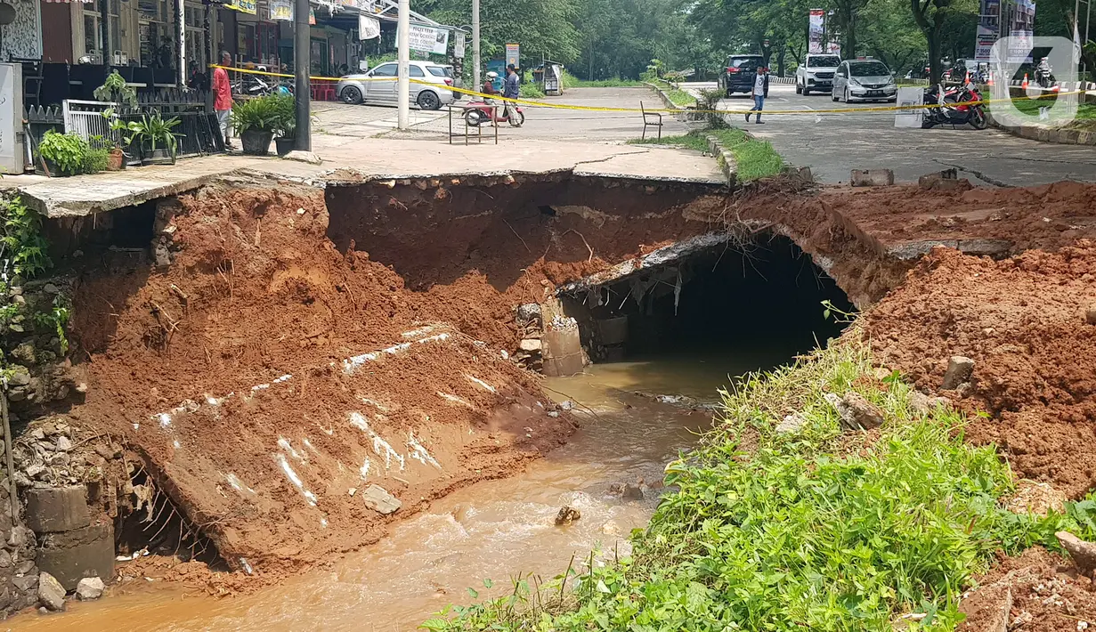 Jalan ambles di ruas Jalan Boulevard, Grand Depok City (GDC), Kota Depok, Jawa Barat, Selasa (13/4/2021). Panjang ruas jalan yang ambles sekitar 10 meter. (Liputan6.com/Herman Zakharia)
